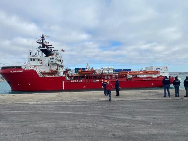 Ragusa, è approdata la nave Ocean Viking con a bordo 247 passeggeri