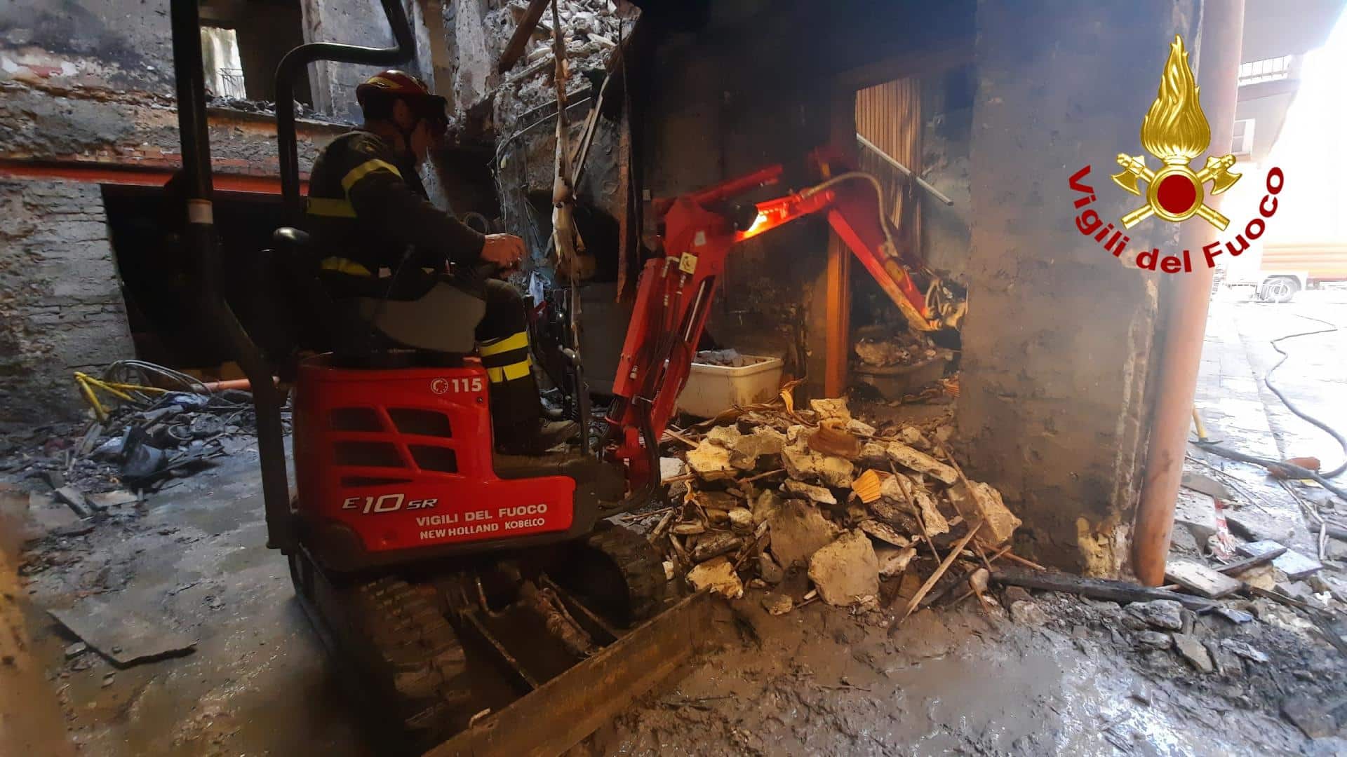 Via Gorizia, le fiamme in casa e la paura: FOTO e VIDEO dell’intervento dei vigili del fuoco