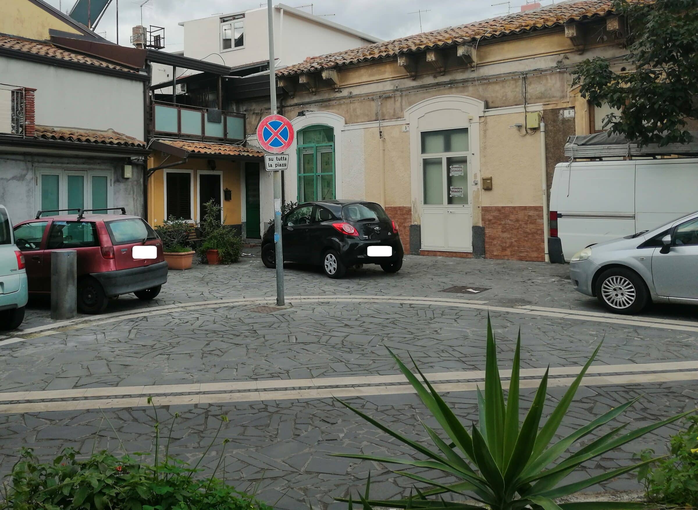 Catania, bambini a rischio in Piazza Pergolesi: la segnalazione del consigliere Cardello