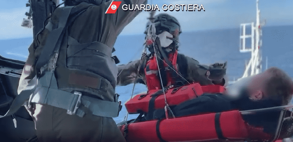 Dramma a Catania, giovane colto da malore soccorso dalla Guardia Costiera – VIDEO