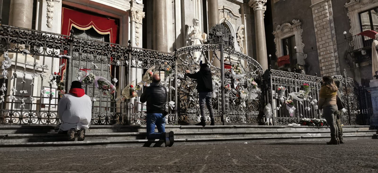 “Semu tutti devoti tutti”, nemmeno la pandemia ferma la fede per Sant’Agata: si prega in piazza Duomo – FOTO