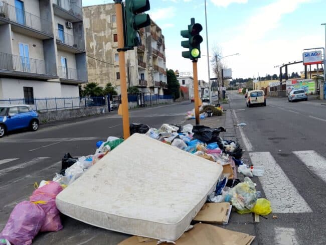 Discariche a cielo aperto in via Acquicella Porto a Catania. Comitato Romolo Murri: “Problema da risolvere”