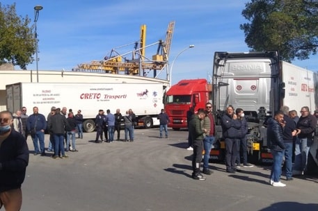 Protesta autotrasportatori, lo sciopero arriva a Palermo: Tir bloccano il Porto per caro carburante