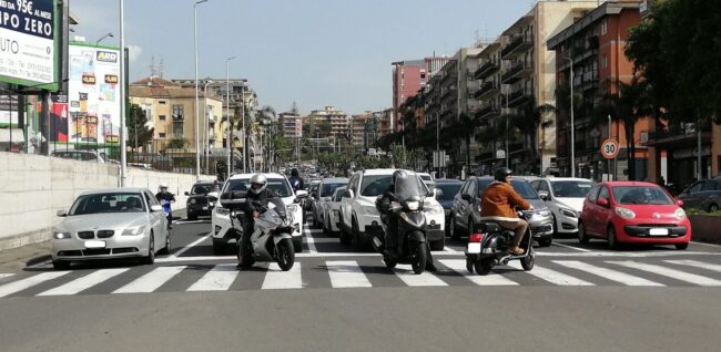 Quartiere “Borgo-Sanzio” prigioniero del traffico, Ferrara: “Presidi dei vigili urbani nei punti strategici”