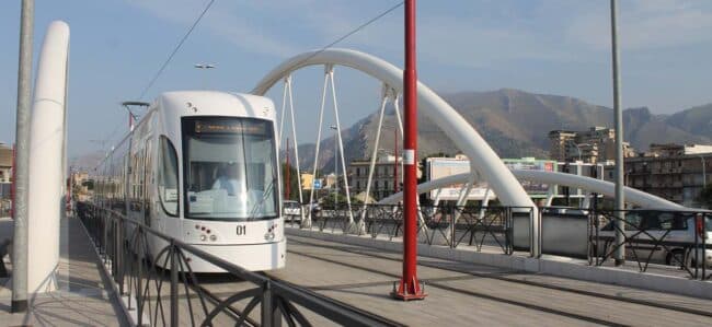 Senza green pass e biglietto non lo fanno salire sul tram: lui spacca il parabrezza del mezzo
