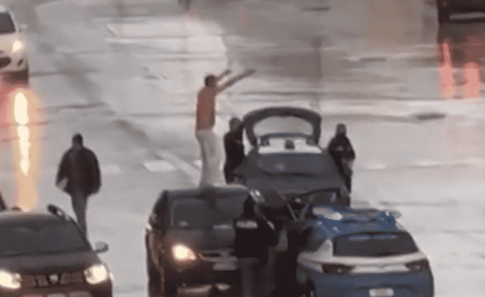 Scene di “ordinaria follia” a Trapani: sfonda i paletti di una piazza e balla seminudo sopra l’auto – VIDEO