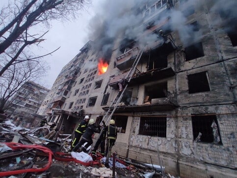Guerra in Ucraina, bombardato un condominio di 9 piani: 2 morti e diversi feriti