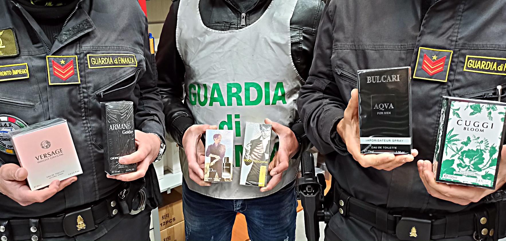 Vendita profumi contraffatti, denunciato il titolare di un’attività commerciale a Catania – VIDEO