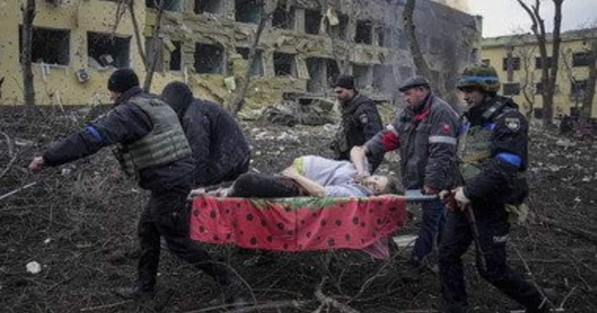 Ucraina, morta donna incinta fotografata dopo il bombardamento a Mariupol