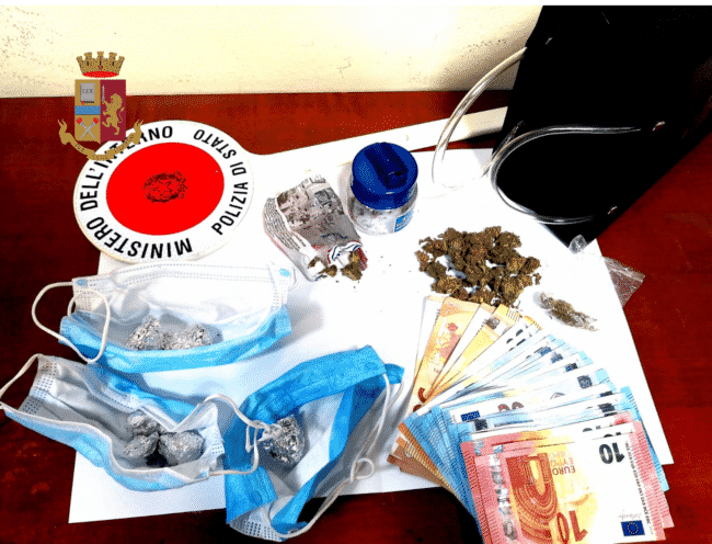 Controlli nel quartiere, droga nel volante dell’auto avvolta tra le mascherine