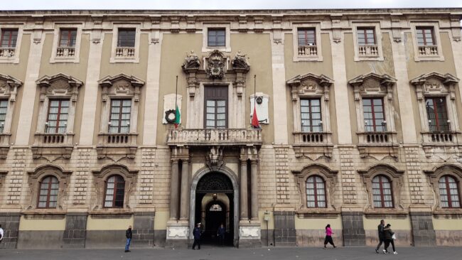 Giornata in memoria vittime Coronavirus, bandiere a mezz’asta a Palazzo degli Elefanti