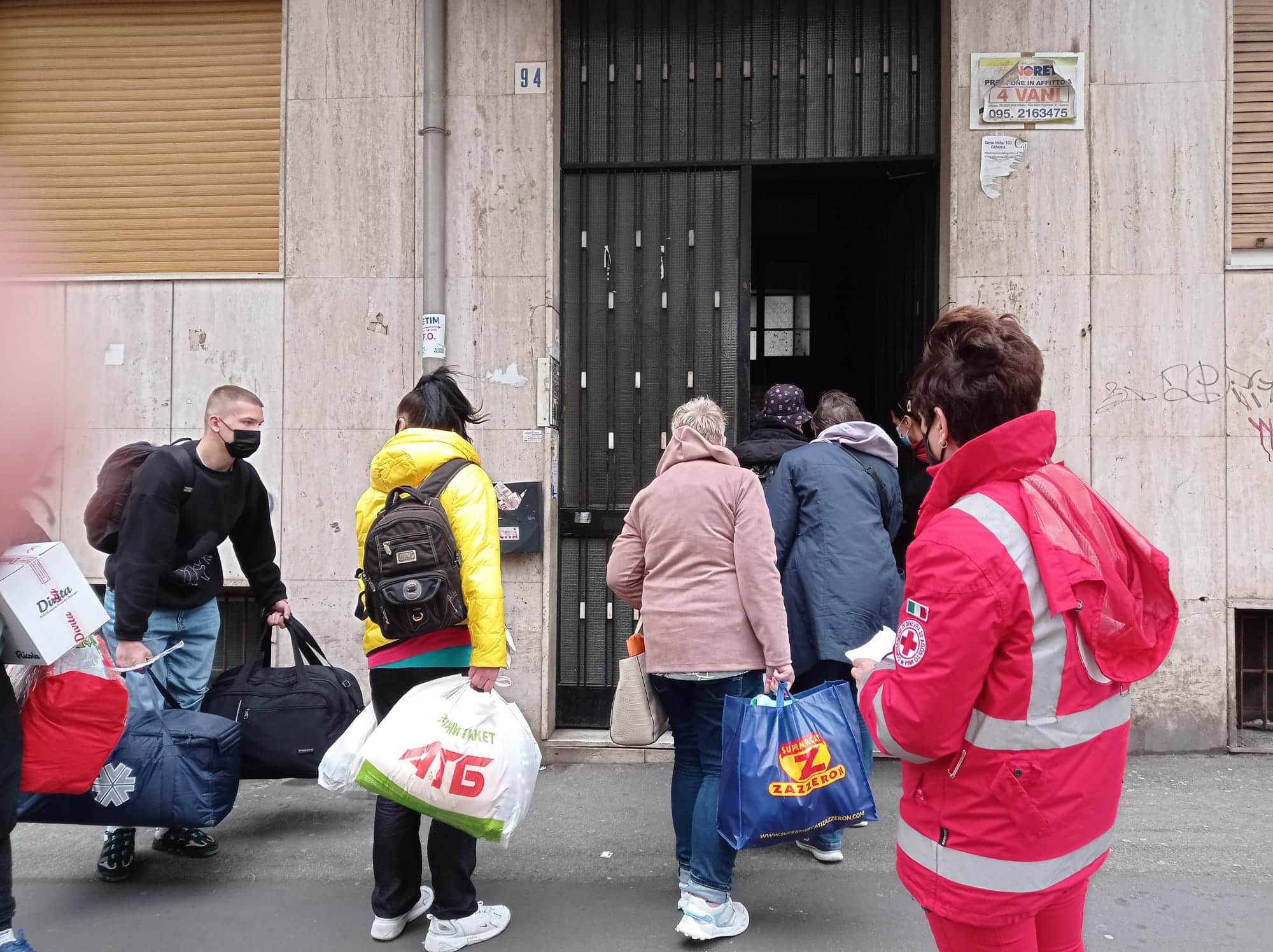Catania, arrivate le prime famiglie ucraine e accompagnate nelle strutture disponibili – VIDEO e FOTO