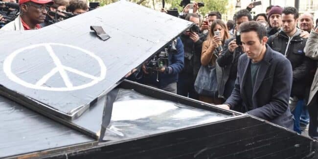 Davide Martello, il pianista siciliano che con la sua musica accoglie i profughi che fuggono dalla guerra – VIDEO