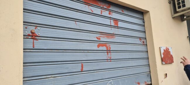 Vandali in azione alla delegazione municipale “Trentapiedi”, il sindaco: “Atto inqualificabile e scellerato”