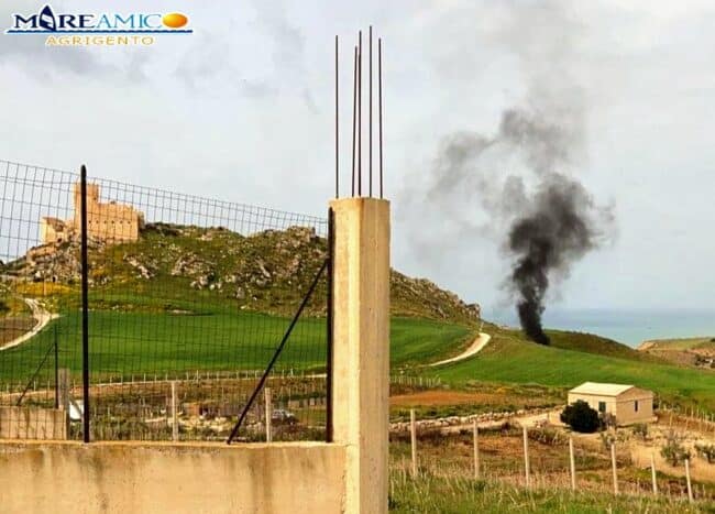 Abbandonano rifiuti e appiccano anche incendio, ritornano gli incivili vicino al castello di Palma