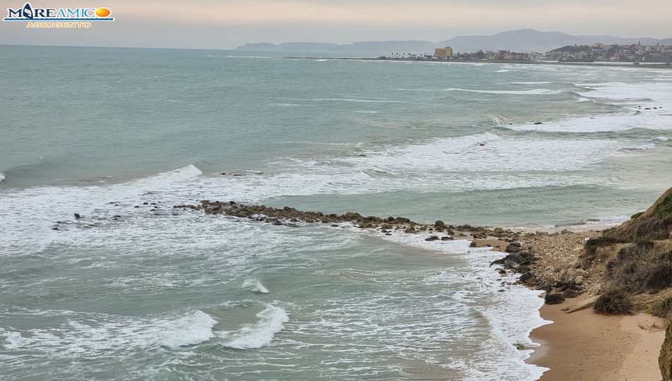 Abbassamento “anomalo” nel Mar Mediterraneo, emergono scogli e strutture subacquee