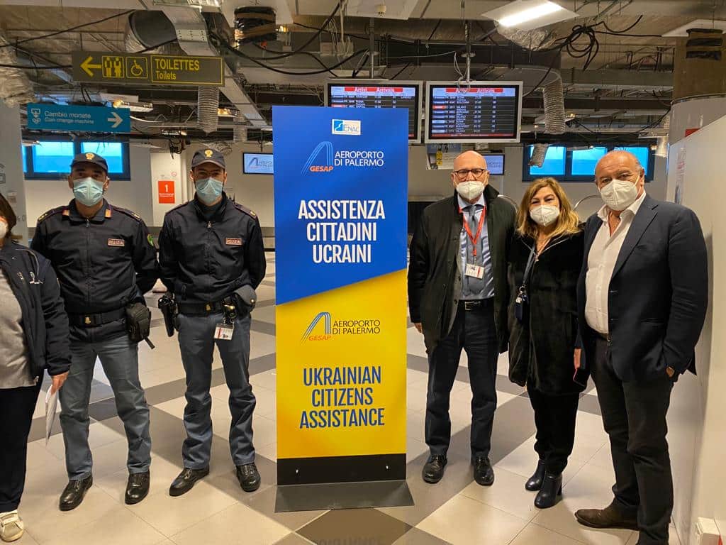 Ucraina, all’aeroporto Falcone Borsellino arrivano i primi profughi. Orlando: “Impegno concreto”