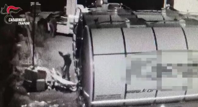 Incendiano i mezzi della ditta concorrente: quattro arresti nel Palermitano – I NOMI