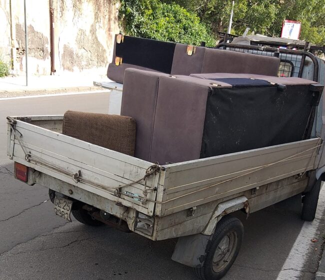 Beccato un altro “sporcaccione” a Catania: era intento a gettare divani e frigorifero nei cassonetti