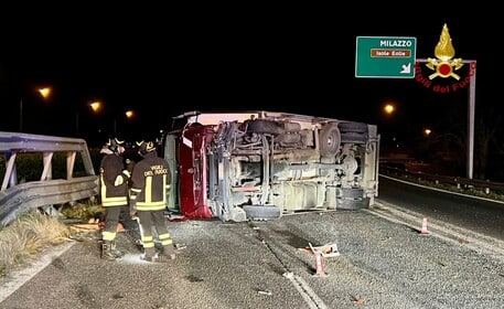 Incidente stradale lungo la A20, autocarro si ribalta: conducente “miracolato”