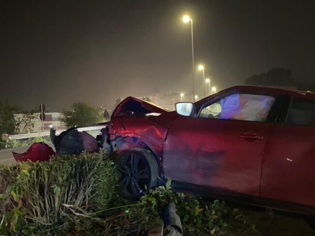 Violento scontro tra Golf e Nissan Juke lungo la SS 410, conducenti dei mezzi “miracolati”