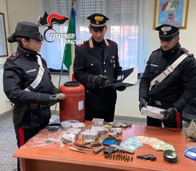Perquisizione in una zona rurale, scattano 5 arresti e diverse denunce: sequestrate anche armi da fuoco e droga