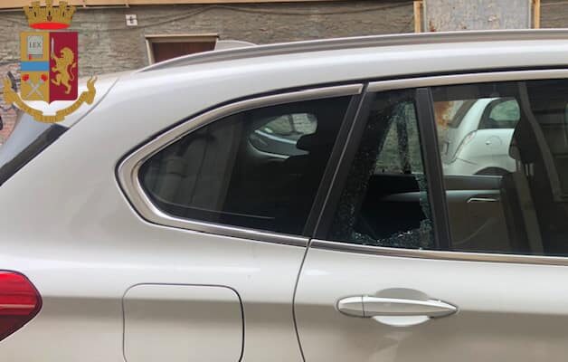 Catania, finestrini in frantumi per vandalizzare le auto in sosta: denunciato un 32enne