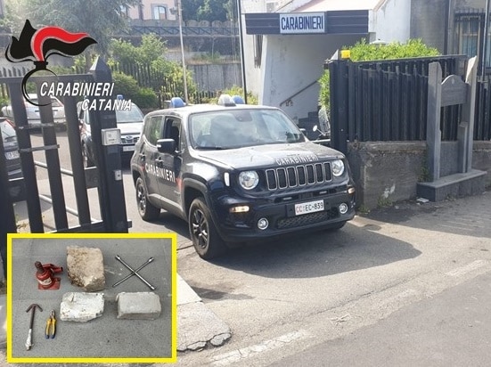 Tenta di rubare le ruote da una Fiat Punto: catanese beccato nel parcheggio di un Centro Commerciale del Catanese