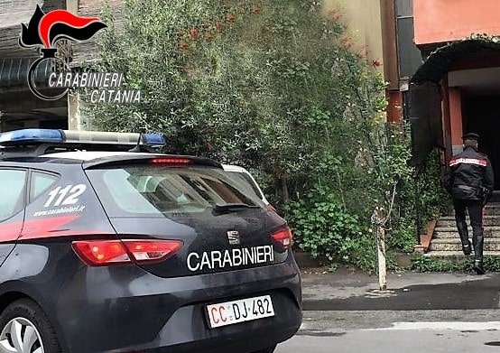 Catania, uomo ai domiciliari fa un “giretto in zona”: beccato dai carabinieri e denunciato