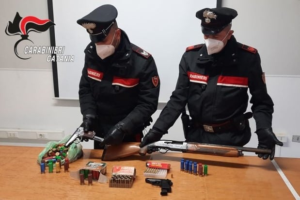Fucili, pistole e munizioni: collezionista di armi clandestine scoperto nel Catanese, scatta l’arresto