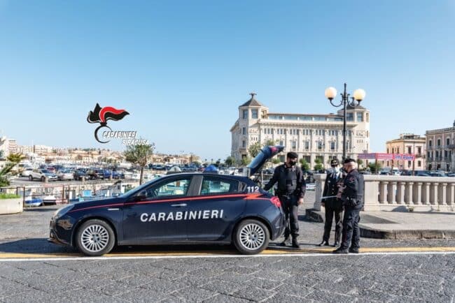 Incendia l’auto dell’ex per punirla e cede droga a minorenni: ai domiciliari stalker, piromane e spacciatore