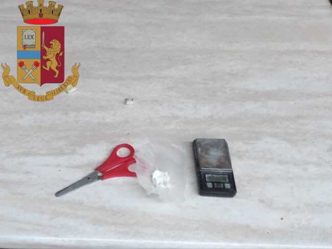 La dose a un cliente e lo spaccio in casa e per le vie del Catanese, 4 giovani in manette