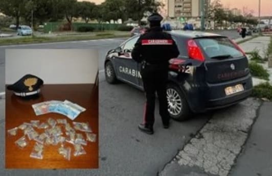 In giro per Librino con la droga in tasca, i carabinieri fermano pusher 20enne