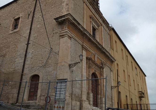 Choc in piazza Dante, trovate ossa umane nel cantiere della chiesa: stop ai lavori di restauro