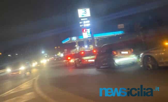Prezzo carburante alle stelle e sciopero 14 marzo, nel Catanese è già psicosi: lunghe code ai distributori