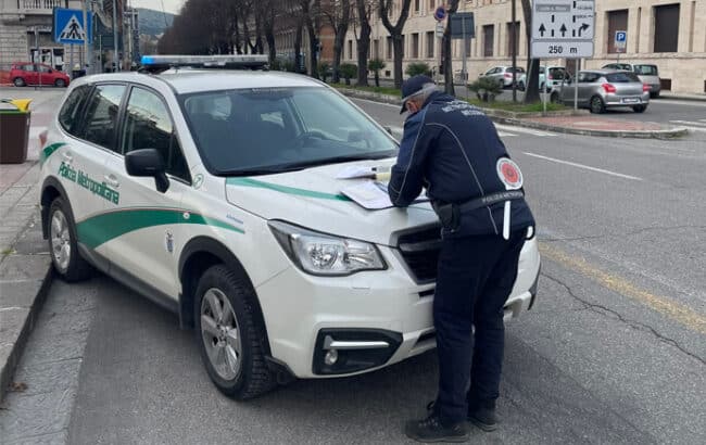 Da chi guida l’auto intestata al morto a chi sfreccia senza patente, fioccano le multe della polizia