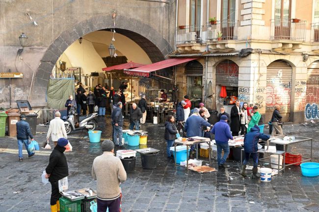 Catania, al via giovedì in Pescheria campagna di installazione di 11 defibrillatori nei Municipi