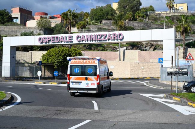 Incidente sul lavoro, operaio sotto le macerie: in gravi condizioni al Cannizzaro