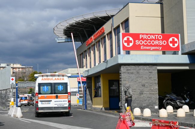 Pedone travolto da una moto, anziano rimane a terra: trasportato in codice rosso al Policlinico