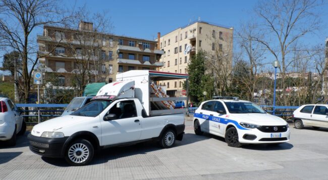Vendevano abusivamente merce per strada, sanzionati due venditori ambulanti del Catanese