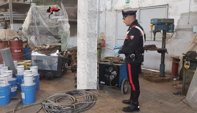 Forza i cancelli di una concessionaria e ruba materiale ferroso: arrestato ladro seriale nel Siracusano