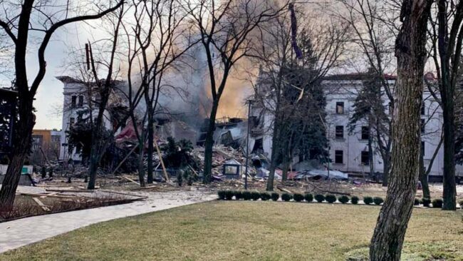 Guerra in Ucraina, bombardato il teatro di Mariupol. Kiev: “Uccisi civili e bambini”