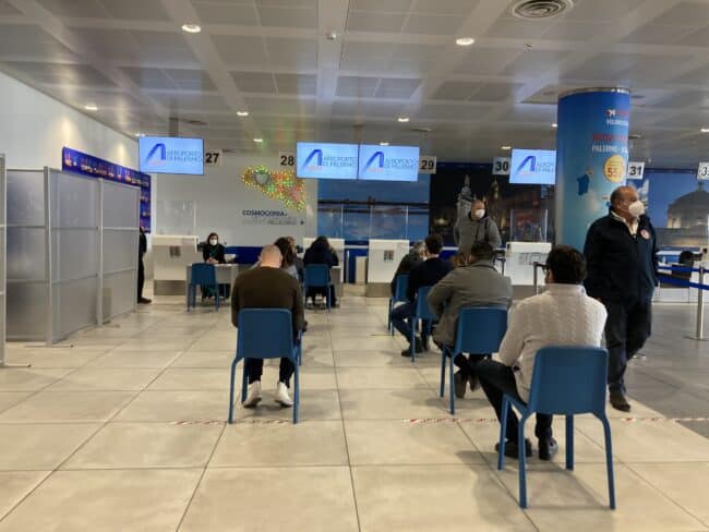 Guerra in Ucraina, vaccini e tamponi a disposizione dei profughi all’aeroporto di Palermo