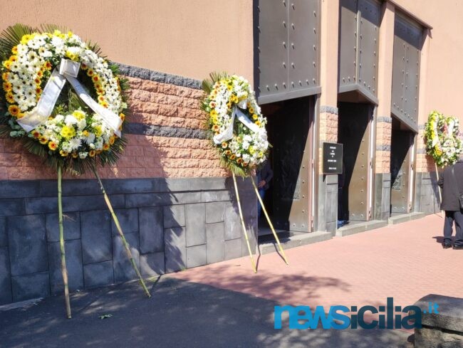 “Grazie per ciò che sei stato”, stamattina l’ultimo saluto ad Alessandro Mineo: lacrime e commozione ai funerali
