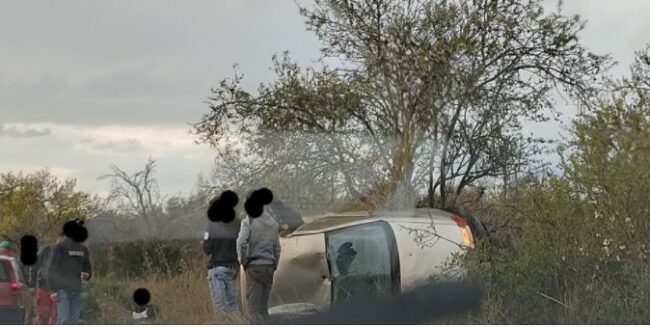 Terribile schianto sulla Pachino-Ispica, Fiat Punto si ribalta dopo aver centrato un albero