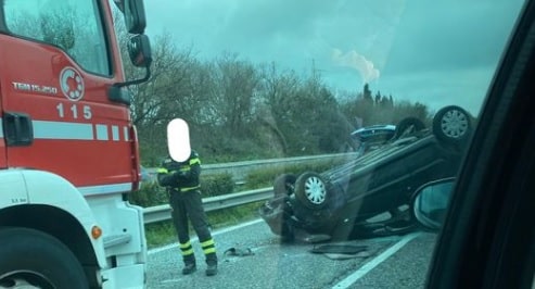Incidente sulla A18 Messina-Catania, l’auto si ribalta: ambulanza sul posto