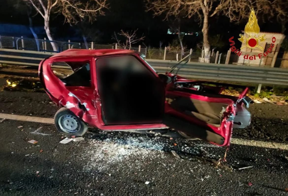 Inferno in autostrada, un morto e diversi feriti gravi: la vittima è un uomo di 40 anni