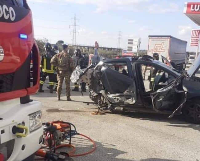 Incidente mortale sulla Ragusa-Catania, la vittima è una donna: corpo estratto dai vigili del fuoco – FOTO
