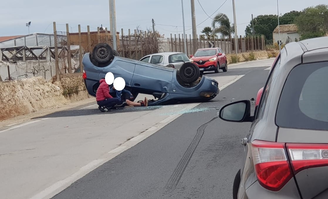 Incidente sulla Santa Croce-Punta Secca, auto si ribalta dopo impatto con altro mezzo: conducente ferito