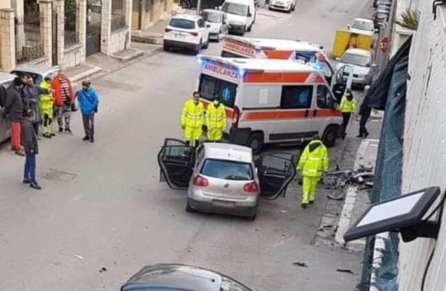 Tragedia in viale Europa, auto si schianta contro mezzi parcheggiati e muro: muore il conducente